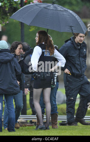 L'assistante du médecin, l'actrice Karen Gillan, habillée comme officier de police, pendant le tournage sur place près de la cathédrale de Llandaff, Cardiff, pays de Galles, où la dernière série de Doctor Who est filmée. Banque D'Images