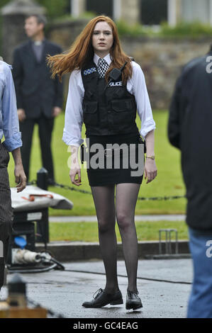 L'assistante du médecin, l'actrice Karen Gillan, habillée comme officier de police, pendant le tournage sur place près de la cathédrale de Llandaff, Cardiff, pays de Galles, où la dernière série de Doctor Who est filmée. Banque D'Images