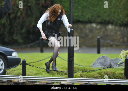 L'assistante du médecin, l'actrice Karen Gillan, exécute une scène d'action, pendant le tournage sur un terrain près de la cathédrale de Llandaff, Cardiff, pays de Galles, où la dernière série de Doctor Who est filmée. Banque D'Images