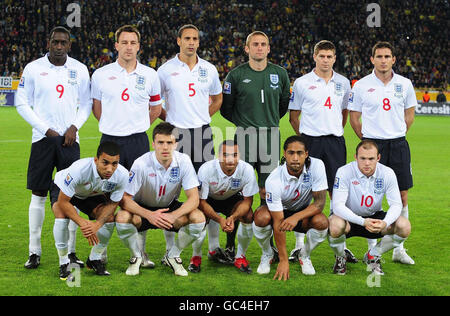 Emile Heskey, John Terry, Rio Ferdinand, Robert Green, Steven Gerrard, Frank Lampard (rangée du bas, de gauche à droite) Aaron Lennon, Michael Carrick, Ashley Cole, Glen Johnson et Wayne Rooney se sont alignés avant le match de qualification de la coupe du monde de la FIFA à Dnipro Arena, Dnipropetrovsk, Ukraine. Banque D'Images