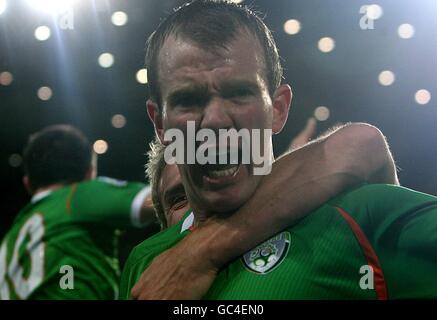 Football - coupe du monde de la FIFA 2010 - partie qualifiante - Groupe 8 - République d'Irlande / Italie - Croke Park.Glenn Whelan (à droite), de la République d'Irlande, célèbre le premier but de ses côtés Banque D'Images