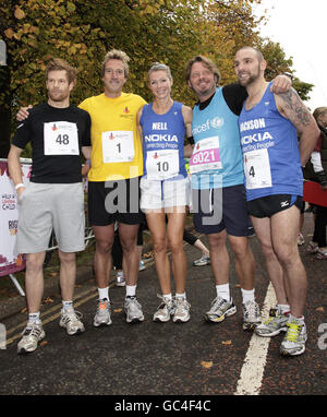 (De gauche à droite) Tom Aitken, Ben Fogle, Nell McAndrew, Charley Boorman et l'ultra-marathon Jackson Williams participant au semi-marathon de la Royal Parks Foundation, qui commence et se termine à Hyde Park dans le centre de Londres. Banque D'Images