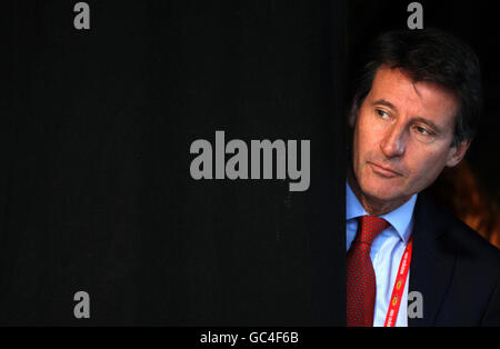 Lord Seb COE (à gauche) le président du Comité d'organisation des Jeux Olympiques de Londres 2012 braque sa tête à l'angle pour examiner la zone des présentations au semi-marathon EDF Energy Birmingham à Birmingham. Banque D'Images