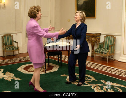 La secrétaire D'Etat AMÉRICAINE Hillary Clinton (à droite) est accueillie par la présidente Mary McAleese à Aras an Uachtarain à Dublin dans le cadre de son voyage de cinq jours en Europe. Banque D'Images