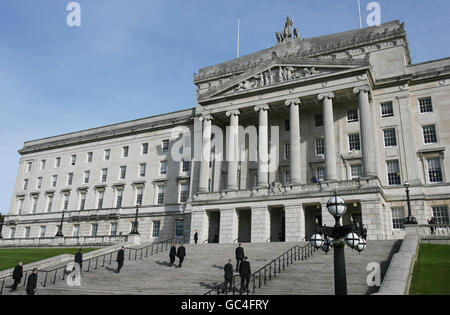 La secrétaire D'État AMÉRICAINE Hillary Clinton marche avec Willie Hay, le président de l'Assemblée de l'Irlande du Nord au château de Stormont à Belfast. Banque D'Images