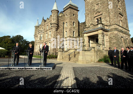 La Secrétaire D'État AMÉRICAINE Hillary Clinton, avec le Premier ministre d'Irlande du Nord Peter Robinson (à gauche) et le Premier ministre adjoint Martin McGuinness (à droite), au château de Stormont à Belfast. Banque D'Images