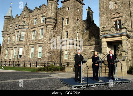 La Secrétaire D'État AMÉRICAINE Hillary Clinton, avec le Premier ministre d'Irlande du Nord Peter Robinson (à gauche) et le Premier ministre adjoint Martin McGuinness (à droite), au château de Stormont à Belfast. Banque D'Images