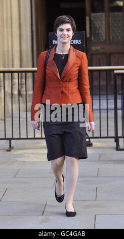 Chloe Smith, le député conservateur récemment élu de Norwich-Nord, qui doit prêter serment aujourd'hui à la Chambre des communes, arrive à Westminster, à Londres. Banque D'Images