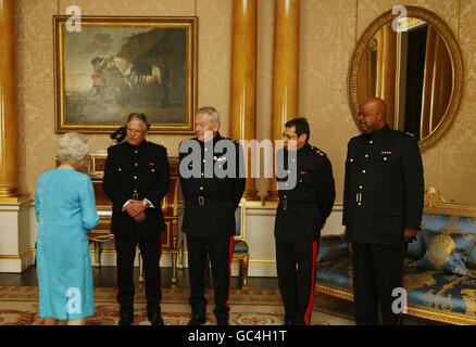 La reine Elizabeth II reçoit à l'occasion du 150e anniversaire des gardes Grenadiers du Canada, le colonel honoraire Caron (gauche-droite), le lieutenant-colonel honoraire Richard W. Pound, le lieutenant-colonel Henry Gourdji et l'adjudant-chef David Edwards, à l'intérieur du palais de Buckingham, dans le centre de Londres. Banque D'Images