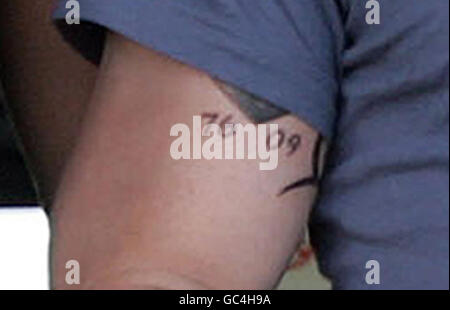 Gros plan sur le tatouage sur le bras de Ronan Keating montrant le nombre '76 09' en hommage à son collègue Stephen Gately, décédé la semaine dernière. Banque D'Images