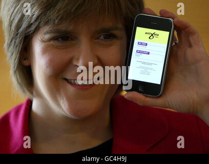 La première ministre adjointe Nicola Sturgeon présente le nouveau système de campagne mobile en ligne SNP pour les militants en mouvement dans le cadre de la campagne du parti pour les élections de Westminster et au-delà. Banque D'Images