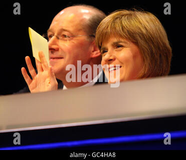 Le secrétaire aux Finances, John Swinney, avec le premier ministre adjoint, Nicola Sturgeon, avant son discours le deuxième jour de la conférence SNP à l'Eden court Theatre à Inverness. Banque D'Images