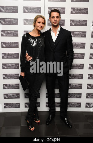 Matthew Goode et sa partenaire Sophie à la première du nouveau film A Single Man, au vue Cinema dans le centre de Londres, dans le cadre du Times BFI 53e Festival du film de Londres. Banque D'Images