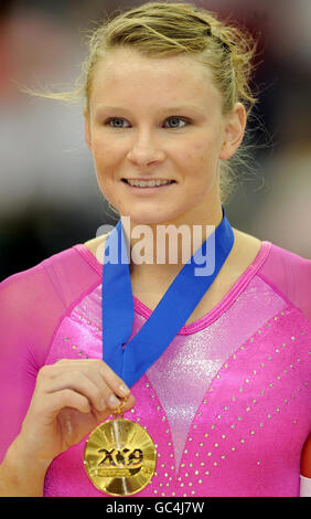 Le Bridget Sloan des États-Unis célèbre sa médaille d'or lors de la finale All Round des femmes lors des championnats du monde de gymnastique à l'O2 Arena de Londres. Banque D'Images