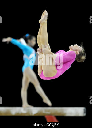 Le Bridget Sloan des États-Unis est en compétition sur le sol lors de la finale All Round des femmes lors des championnats du monde de gymnastique à l'O2 Arena de Londres. Banque D'Images