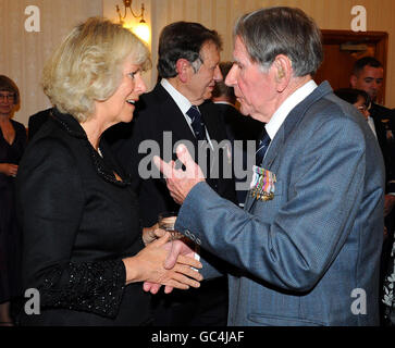 La duchesse de Cornwall parle avec l'ex-prisonnier de guerre de la RAF, Lewis Hurd à la RAF Henlow, dans le Bedfordshire, où elle a assisté à un dîner de l'association des ex-prisonniers de guerre de la RAF. Banque D'Images