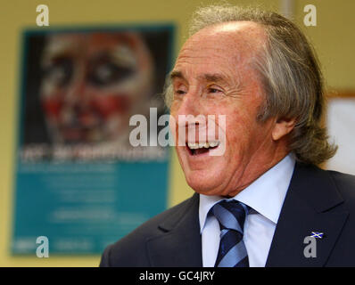 L'ancien pilote de course Jackie Stewart, qui est président de Dyslexie Ecosse, à la prison de Cornton Vale où il a rencontré des prisonniers lors d'une visite pour examiner le travail effectué pour améliorer la lecture, l'écriture et la numératie des prisonniers. Banque D'Images