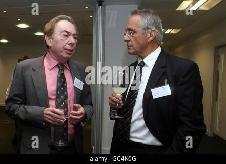 Andrew Lloyd Webber (à gauche) parle à un invité, Martin Dawe, lors de l'ouverture officielle des nouveaux quartiers-chefs de l'Association olympique britannique à Charlotte Street, Londres. Banque D'Images