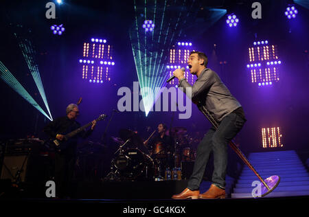 Robbie Williams se produit sur scène au BBC Electric Proms, au Roundhouse de Camden, Londres. Banque D'Images