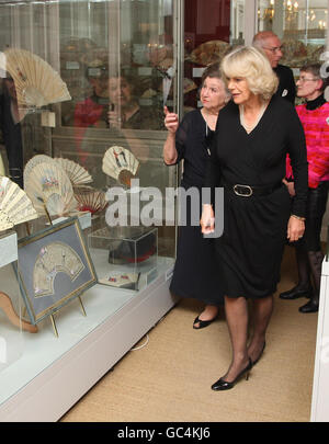 La duchesse de Cornouailles est prise lors d'une visite de l'exposition 'Guerre et paix' au Fan Museum à Greenwich, Londres, par Madame le lieutenant-colonel Ondine Pavy Pluvinage (à gauche de la duchesse) lors d'une visite officielle. Banque D'Images