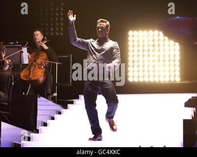 Robbie Williams se produit sur scène au BBC Electric Proms, au Roundhouse de Camden, Londres. APPUYEZ SUR ASSOCIATION photo. Date de la photo: Mardi 20 octobre 2009. Voir l'histoire de PA SHOWBIZ Robbie. Le crédit photo devrait se lire: Yui Mok/PA Wire Banque D'Images