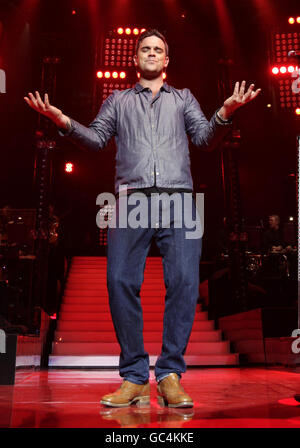 Robbie Williams se produit sur scène au BBC Electric Proms, au Roundhouse de Camden, Londres. Banque D'Images