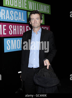 Feargal Sharkey arrive à la Roundhouse de Camden où Robbie Williams doit jouer dans le cadre des Proms électriques de la BBC. Banque D'Images