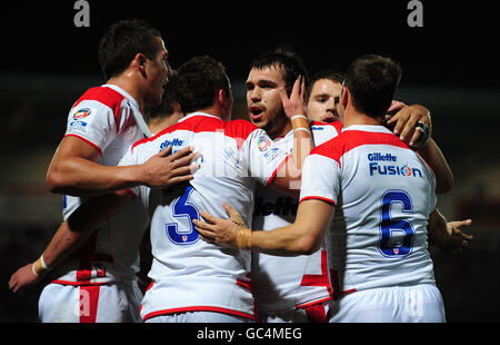 Lee Smith (deuxième à partir de la gauche) célèbre l'essai d'ouverture avec ses coéquipiers lors du match des quatre nations de Gillette au Keepmoat Stadium, Doncaster. Banque D'Images