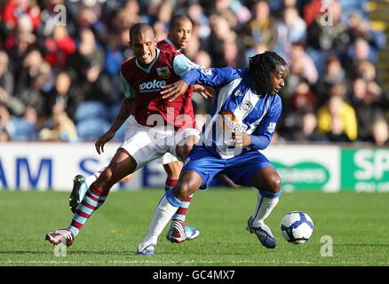 Soccer - Barclays Premier League - Burnley / Wigan Athletic - Turf Moor.Clarke Carlisle de Burnley (à gauche) et Jason Scotland de Wigan Athletic (à droite) se battent pour le ballon Banque D'Images