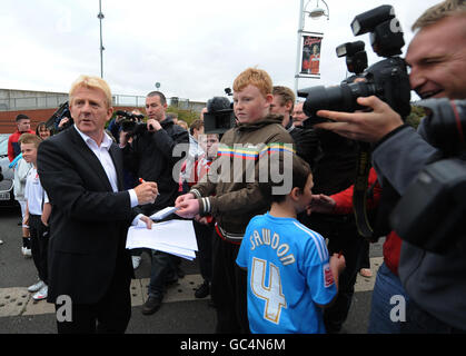 Gordon Strachan, le nouveau gérant de Middlesbrough, signe des autographes pour les fans lorsqu'il arrive au stade Riverside, à Middlesbrough. Banque D'Images