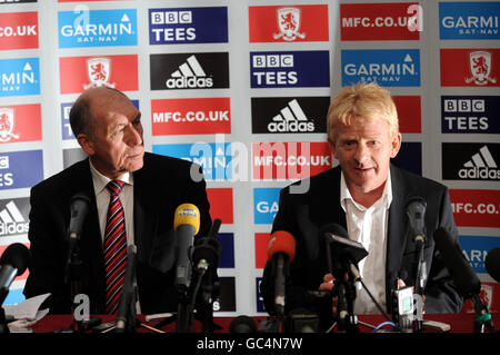 Gordon Strachan, le nouveau gestionnaire de Middlesbrough, s'adresse aux médias aux côtés du chef de la direction Keith Lamb (à gauche) lors d'une conférence de presse au stade Riverside, à Middlesbrough. Banque D'Images