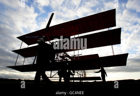 Le triplan est repris par des bénévoles du Musée des sciences et de l'industrie jusqu'au hangar après qu'il n'ait pas pris le décollage à la RAF Woodvale, Formby, Liverpool. Banque D'Images