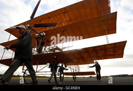 Le triplan est repris par des bénévoles du Musée des sciences et de l'industrie jusqu'au hangar après qu'il n'ait pas pris le décollage à RAF Woodvale, Formby, Liverpool. Banque D'Images