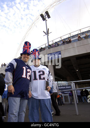 Les fans posent pour une photo alors qu'ils se rendent dans le stade avant le match de la NFL au stade Wembley, à Londres. Banque D'Images