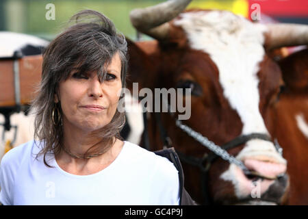 Chrissie Hynde est avec des boeufs qui labourent la terre à Bhaktivedanta Manor près de Watford dans le Hertforshire car elle soutient une expérience unique pour gérer une ferme laitière entièrement sans abattage ou combustibles fossiles au lancement de 'vaches et la terre - UNE histoire de l'agriculture laitière' un nouveau livre Par l'auteur Rancre Prime, à l'extérieur du Royal Festival Hall sur la South Bank à Londres. Banque D'Images