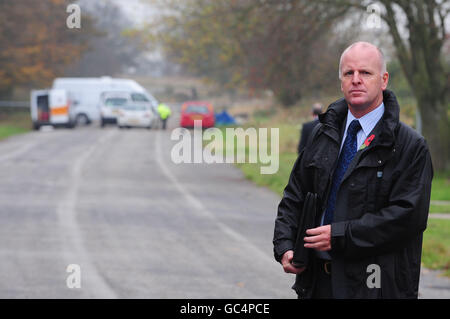 L'inspecteur en chef détective Paul Harker de la police de Durham se trouve près de la scène près de Sedgefield, dans le comté de Durham, où le corps d'une adolescente a été trouvé. Banque D'Images