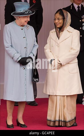 La reine Elizabeth II de Grande-Bretagne s'entretient avec le président de la République de l'Inde Prathibha Devi Singh Patil au château de Windsor lors de la visite d'État du président indien. Banque D'Images