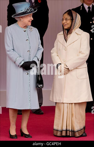 La reine Elizabeth II de Grande-Bretagne s'entretient avec le président de la République de l'Inde Prathibha Devi Singh Patil au château de Windsor lors de la visite d'État du président indien. Banque D'Images