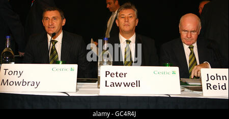 (De gauche à droite) le directeur du Celtic Tony Mowbray, le directeur général Peter Lawwell et le président John Reid sont assis à la table du haut avant le début de l'AGA du Celtic football Club à Celtic Park, Glasgow. Banque D'Images