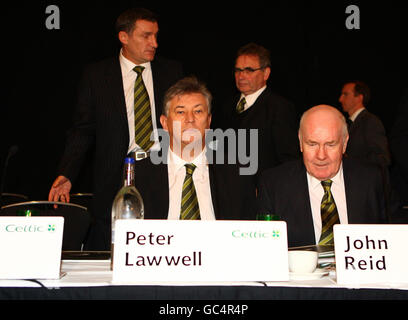 Tony Mowbray, directeur général du Celtic, Peter Lawwell, Brian Wilson, directeur général, et John Reid (de gauche à droite) lors de l'AGA du Celtic football Club à Celtic Park, Glasgow. Banque D'Images