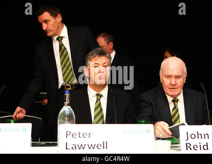 Le directeur du Celtic Tony Mowbray prend son siège à côté du directeur général Peter Lawwell et du président John Reid (de gauche à droite) lors de l'AGA du Celtic football Club à Celtic Park, Glasgow. Banque D'Images