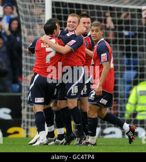 Robbie Williams (2e à partir de la gauche) célèbre son but avec ses coéquipiers de Huddersfield Town. Banque D'Images