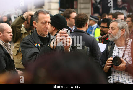 Peter Tatchell, qui s'est opposé à un prédicateur musulman qui avait été mis à prêcher aujourd'hui à Londres, s'est avéré son opposition par la statue d'Eros, Piccadilly Circus, dans le centre de Londres. Banque D'Images