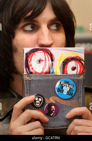 Noel Fielding, une moitié de Comedy duo The Mighty Boosh lors d'une session de signature pour leur livre The Pocket Book of Boosh at Borders Books à Glasgow. Banque D'Images