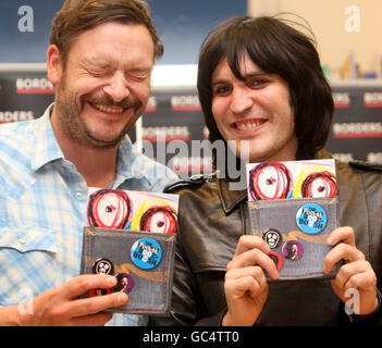 Duo comique The Mighty Boosh, Julian Barratt (à gauche) et Noel Fielding (à droite) lors d'une séance de signature pour leur livre The Pocket Book of Boosh at Borders Books à Glasgow. Banque D'Images