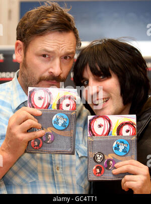 Duo comique The Mighty Boosh, Julian Barratt (à gauche) et Noel Fielding (à droite) lors d'une séance de signature pour leur livre The Pocket Book of Boosh at Borders Books à Glasgow. Banque D'Images