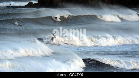 Les surfeurs apprécient les vagues à Tynemouth, North Tyneside, Tyne et Wear, comme les averses et les vents forts qui ont frappé une grande partie du Royaume-Uni. Banque D'Images