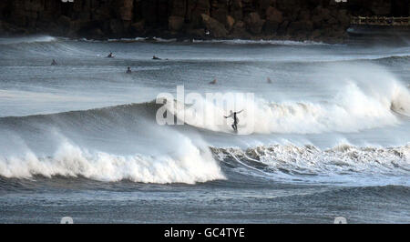 Les surfeurs apprécient les vagues à Tynemouth, North Tyneside, Tyne et Wear, comme les averses et les vents forts qui ont frappé une grande partie du Royaume-Uni. Banque D'Images