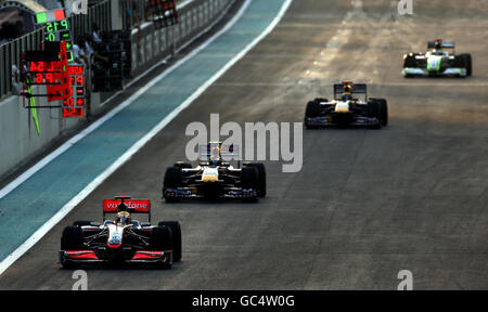 Lewis Hamilton (à gauche) dirige Sebastian Vettel, Mark Webber et Jenson Button lors du Grand Prix d'Abu Dhabi au circuit Yas Marina, aux Émirats arabes Unis. Banque D'Images