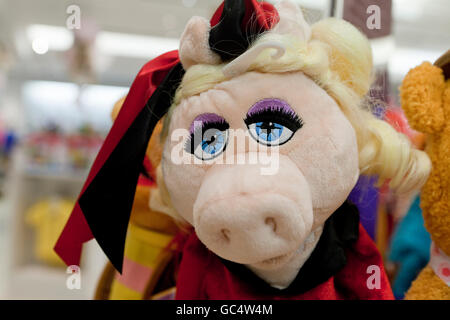 Miss Piggy marionnette à main au magasin de jouets - USA Banque D'Images